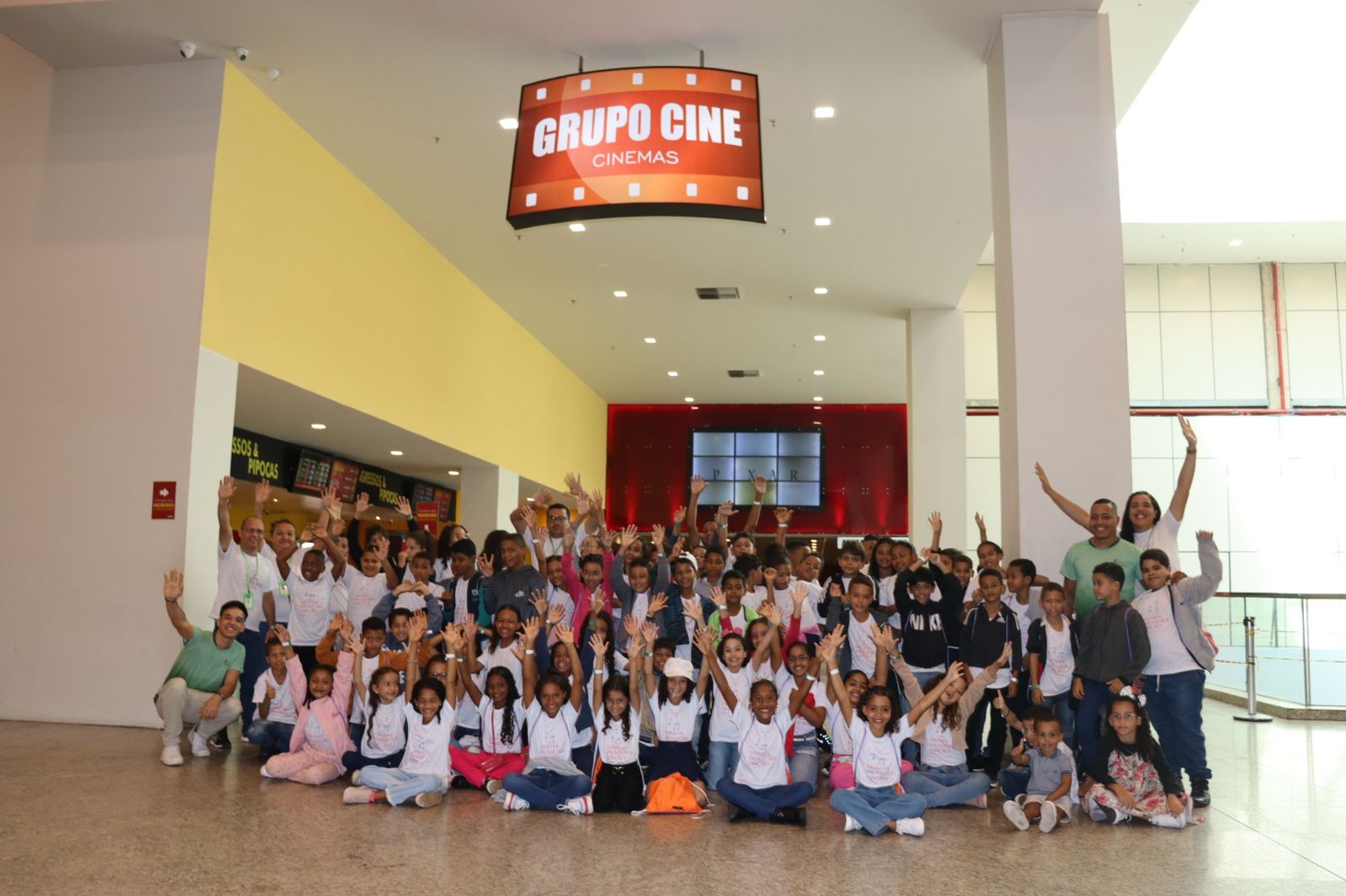 Cedili realiza excursão para o cinema com 138 crianças