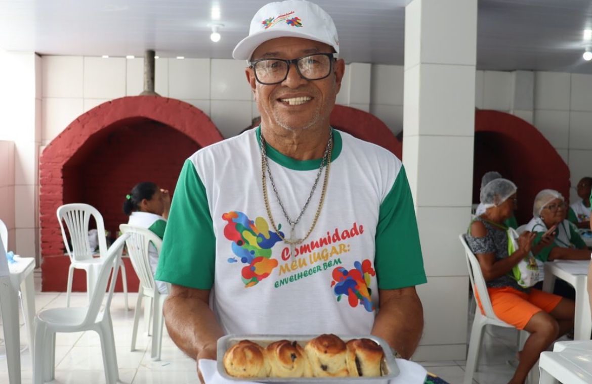 Oficina de pão artesanal é realizada com idosos do Cedili