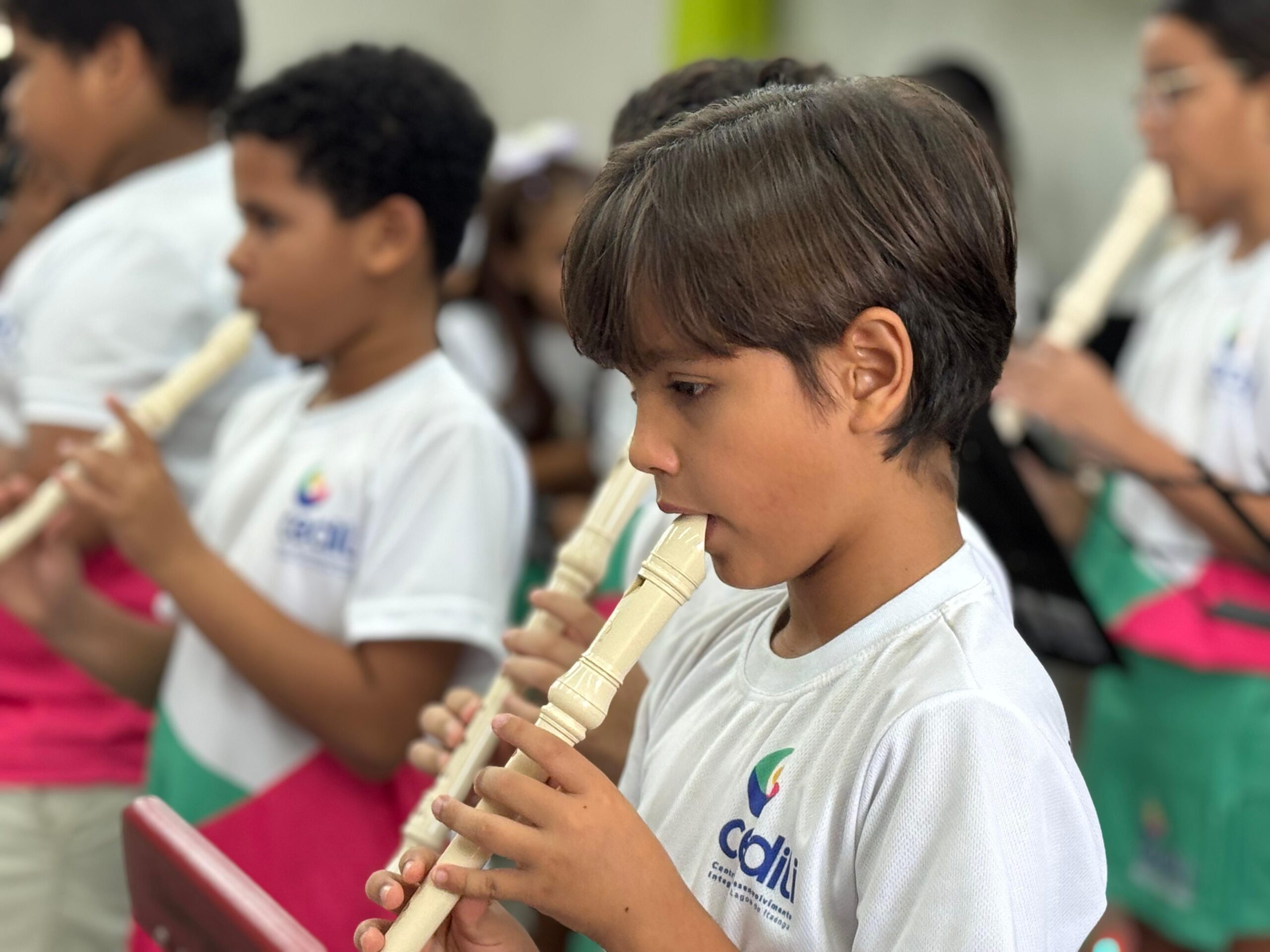 Beneficiários participam de apresentação musical