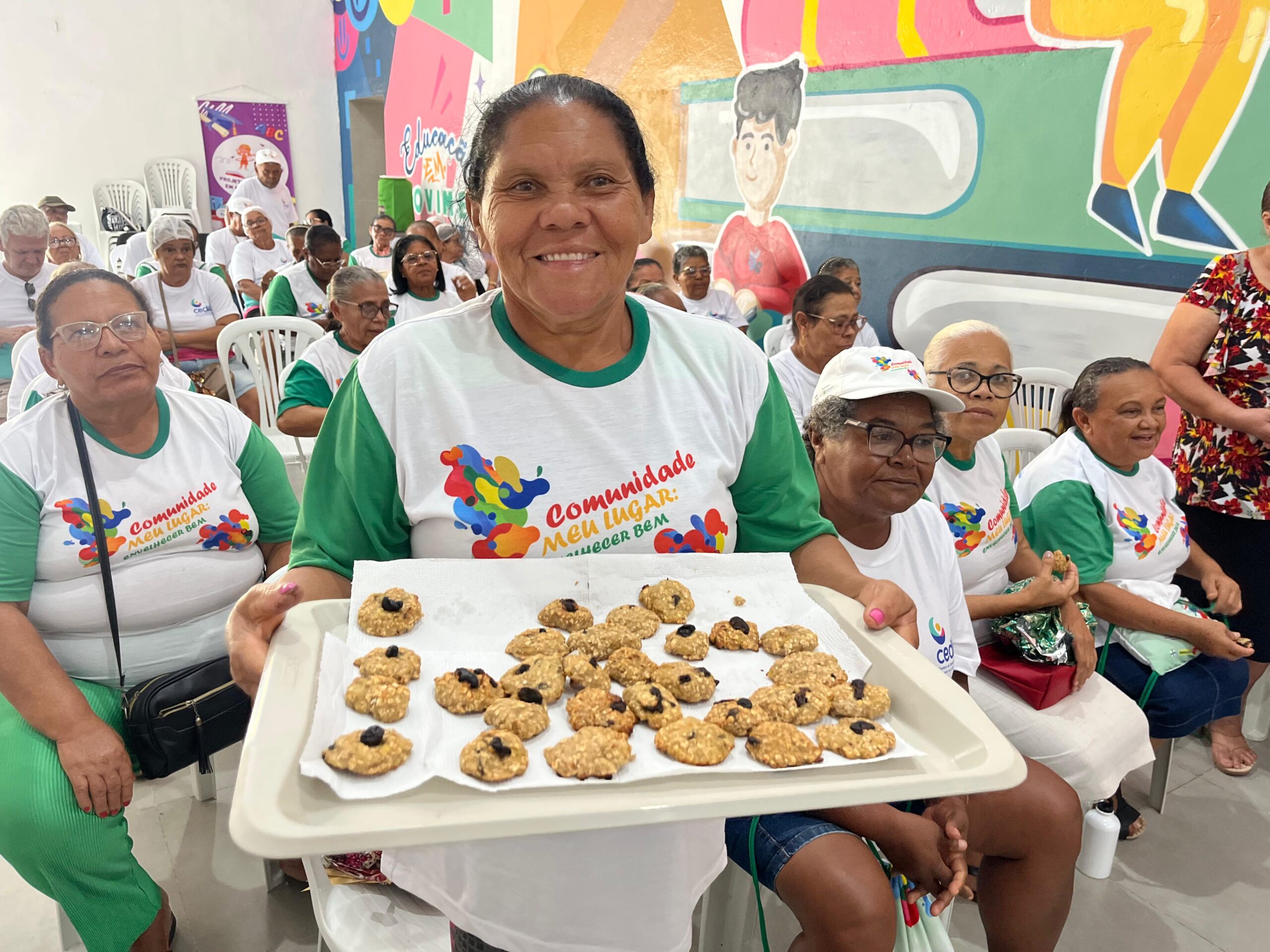 Idosos beneficiários aprendem a confeccionar biscoito saudável