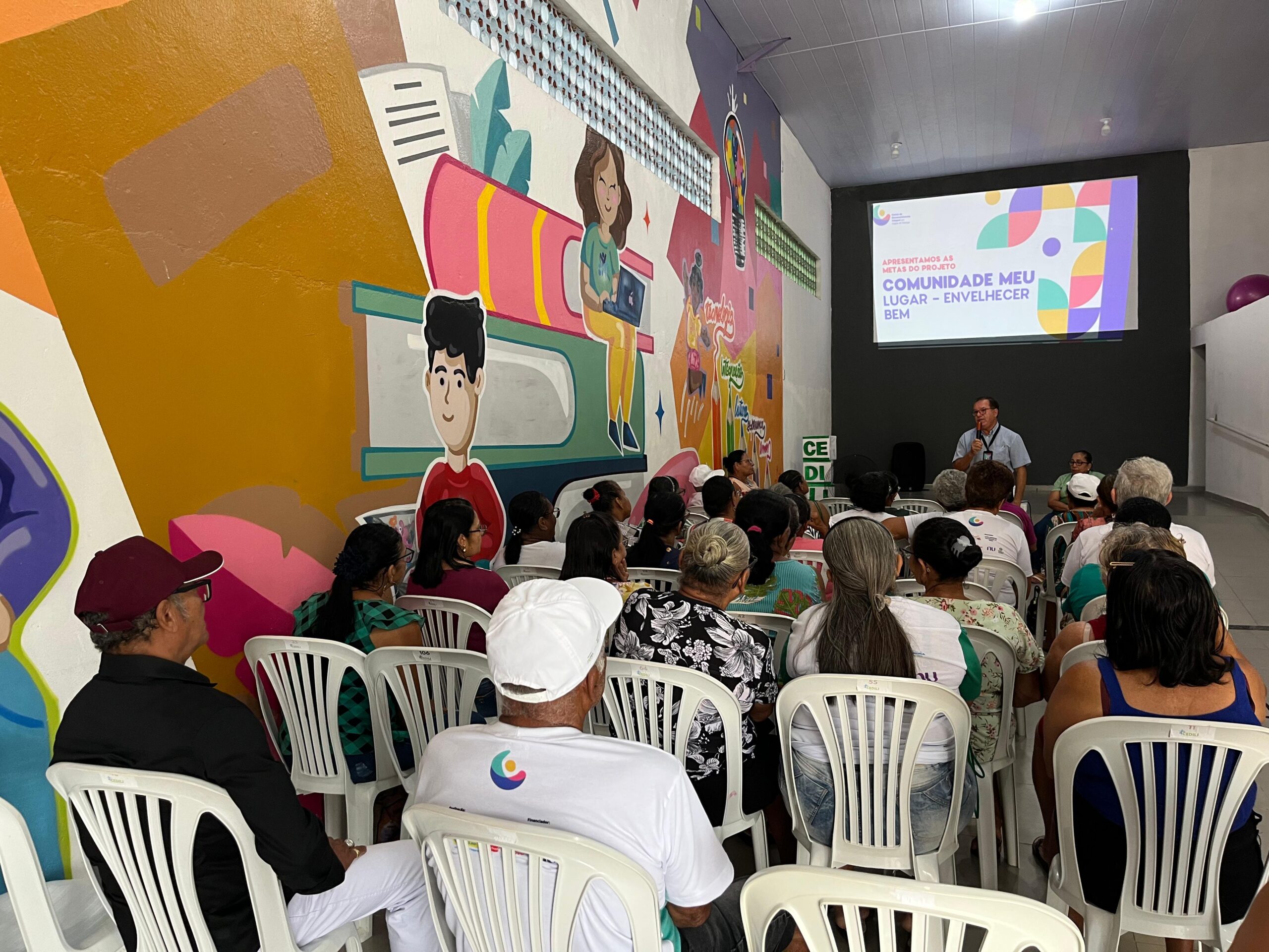Idosos e familiares participam de reunião comunitária