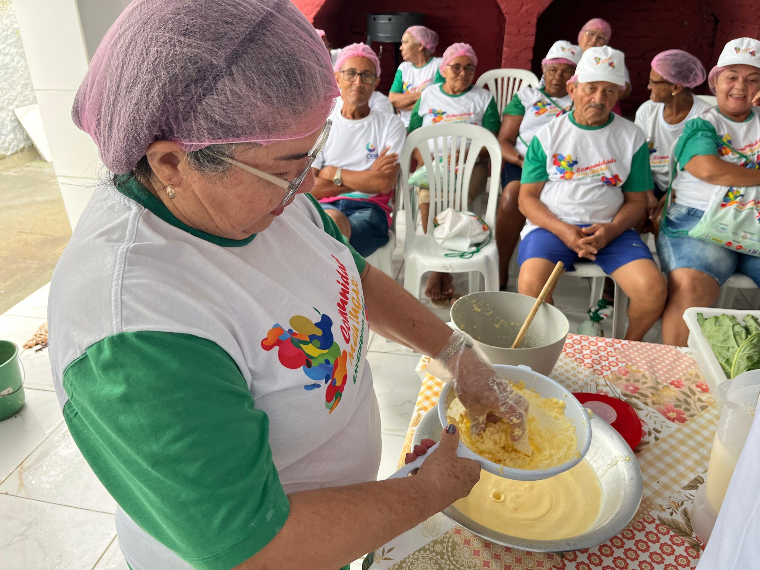 Idosos beneficiários aprendem a fazer caldo de milho e um bolo salgado nutritivo