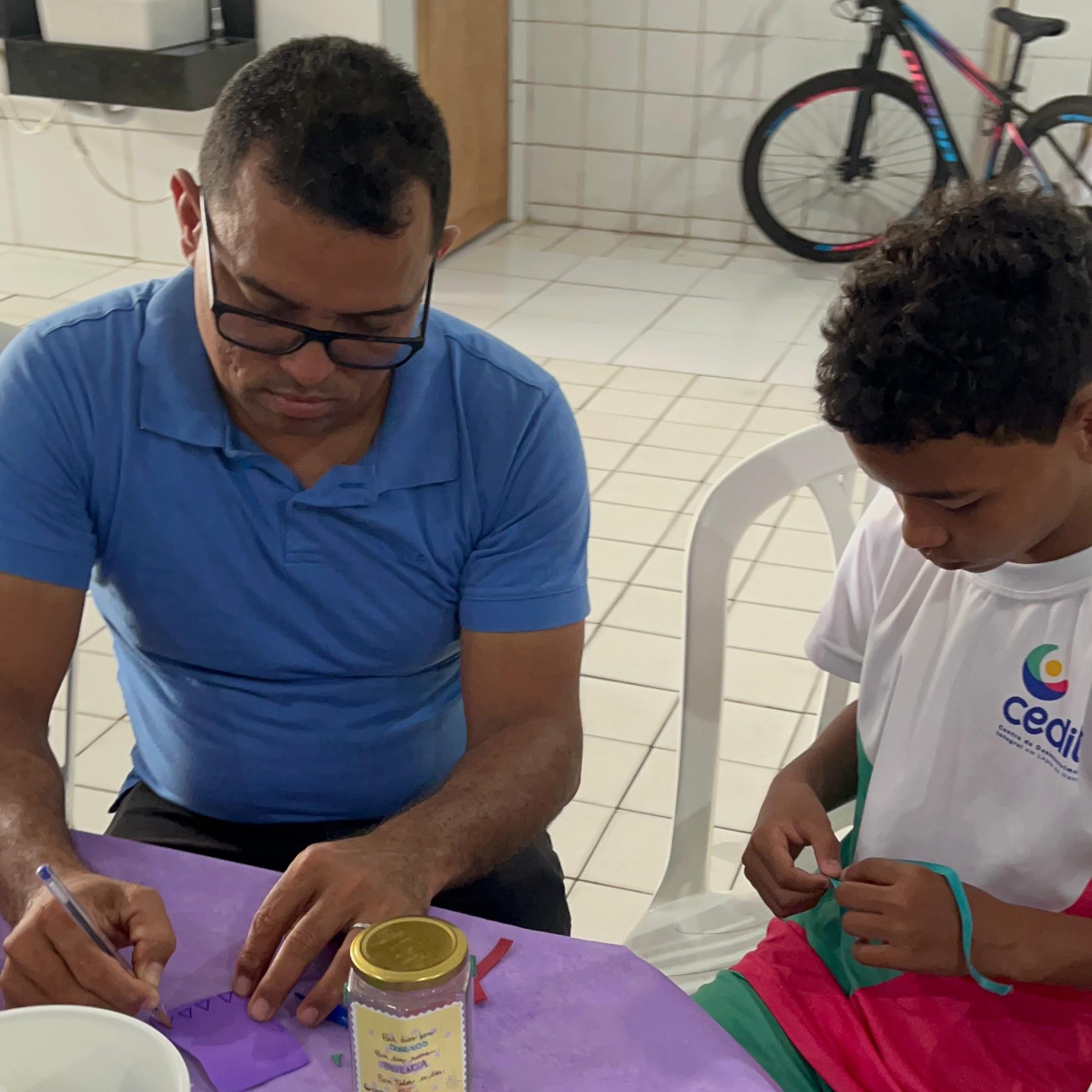 Pais e beneficiários participam de oficina familiar