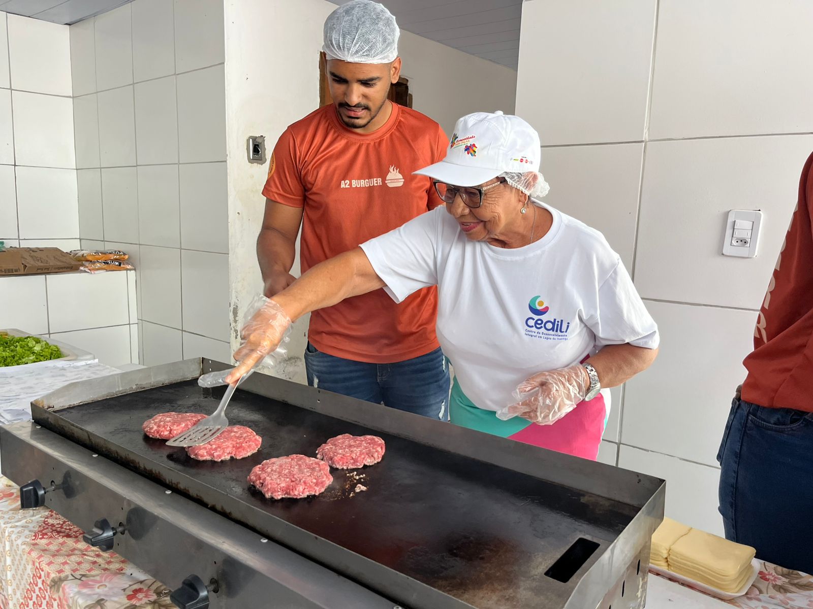 CEDILI realiza oficina de hamburguer caseiro com idosos beneficiários