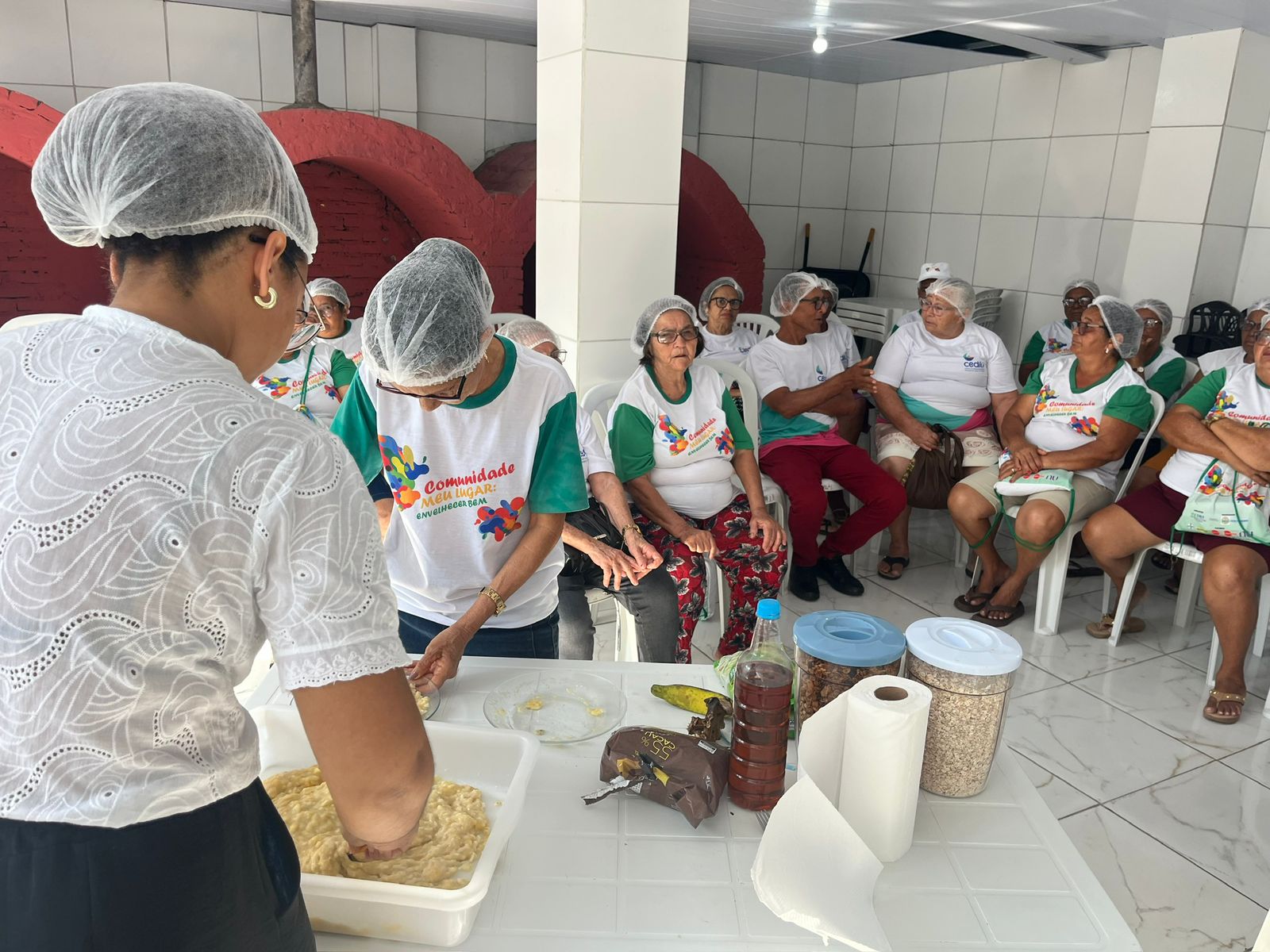Pessoas idosas aprendem a confeccionar barra de cereal saudável