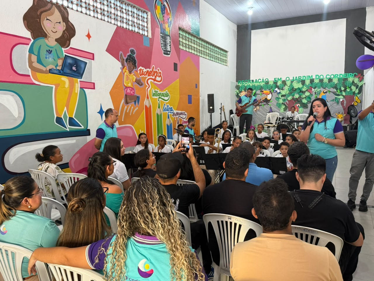 Projeto Minha Primeira Opção – Educação recebe visita de músico da banda de Solange Almeida